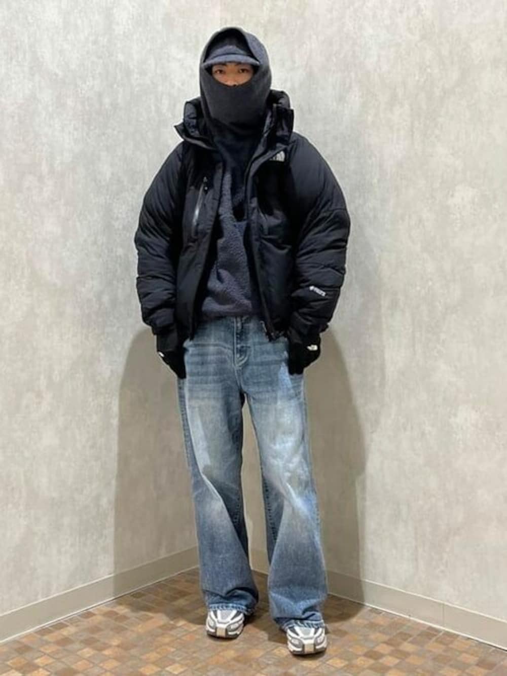 ブラック系のダウンジャケット/コート、ブラック系のパーカー、グレー系のハットを着用したメンズの冬コーディネートの1枚目の写真