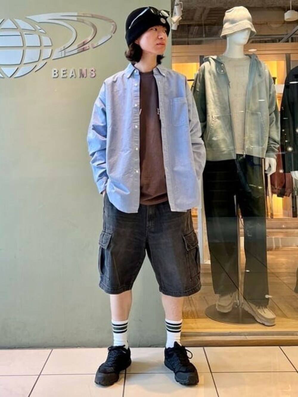 ブルー系のシャツ/ブラウス、ブラック系のデニムパンツを着用したメンズの春コーディネートの1枚目の写真