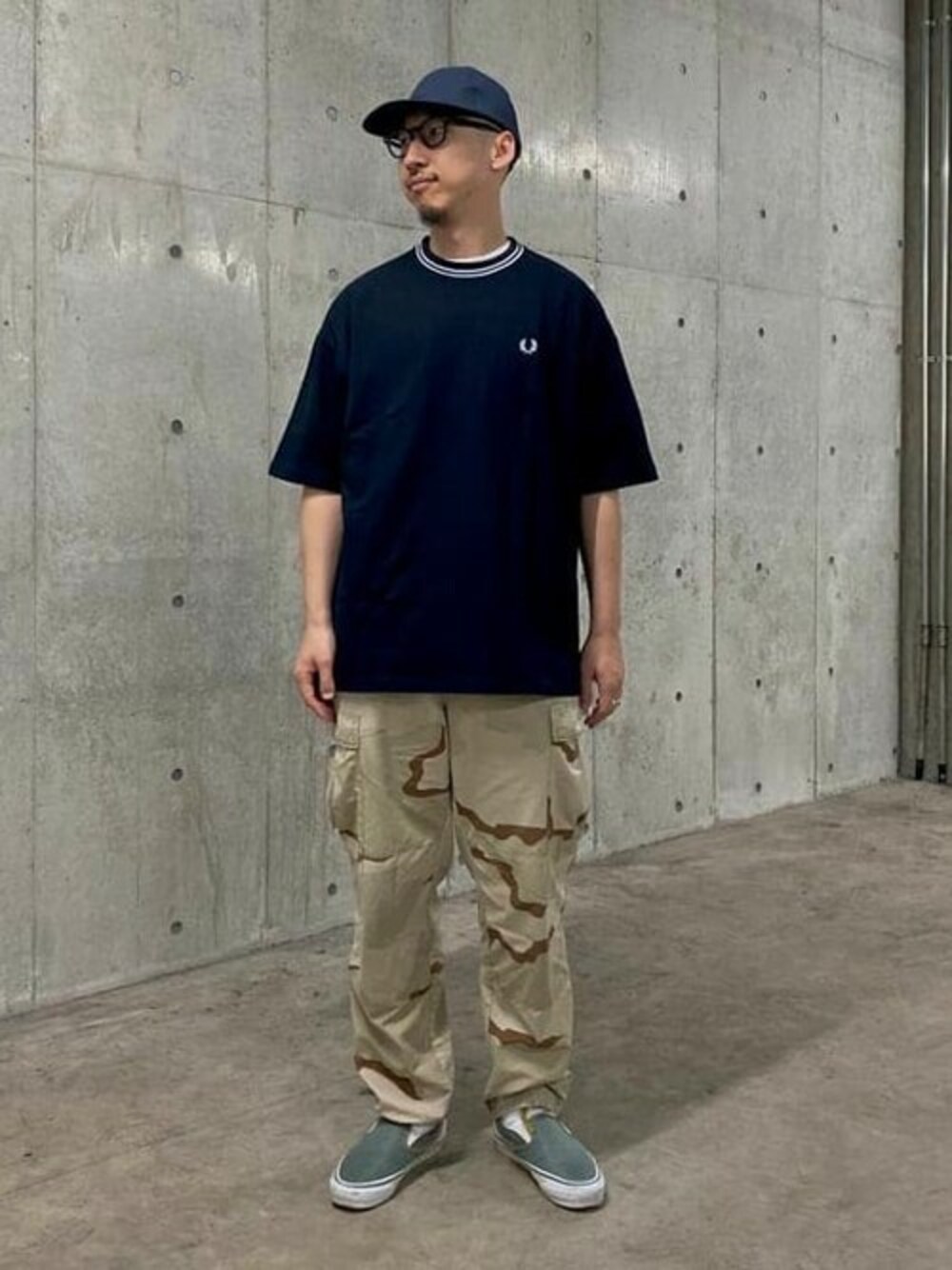 ブルー系のTシャツ/カットソー、ブルー系のキャップを着用したメンズの春コーディネートの1枚目の写真