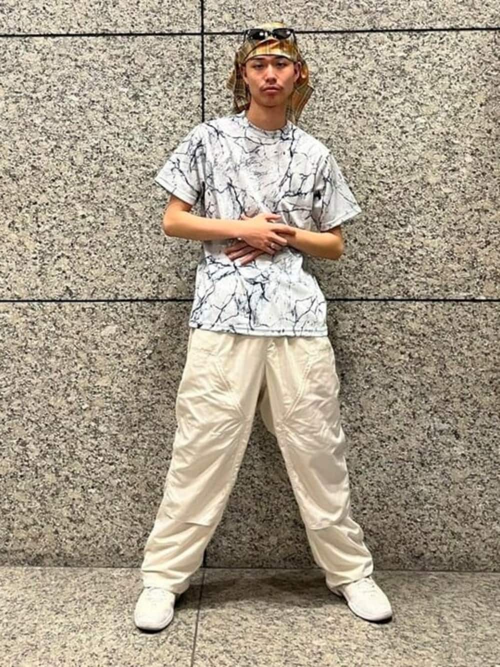 ホワイト系のTシャツ/カットソー、ホワイト系のその他パンツ、イエロー系のハンカチ/ハンドタオルを着用したメンズの春コーディネートの1枚目の写真