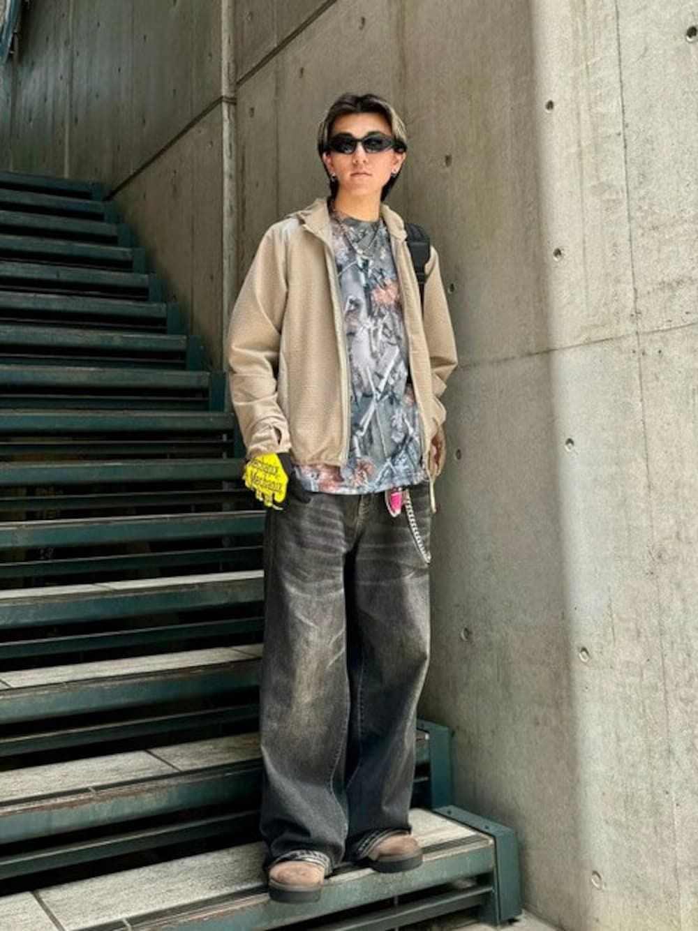 その他のTシャツ/カットソー、ブラウン系のブーツ、その他のボストンバッグを着用したメンズの春コーディネートの1枚目の写真