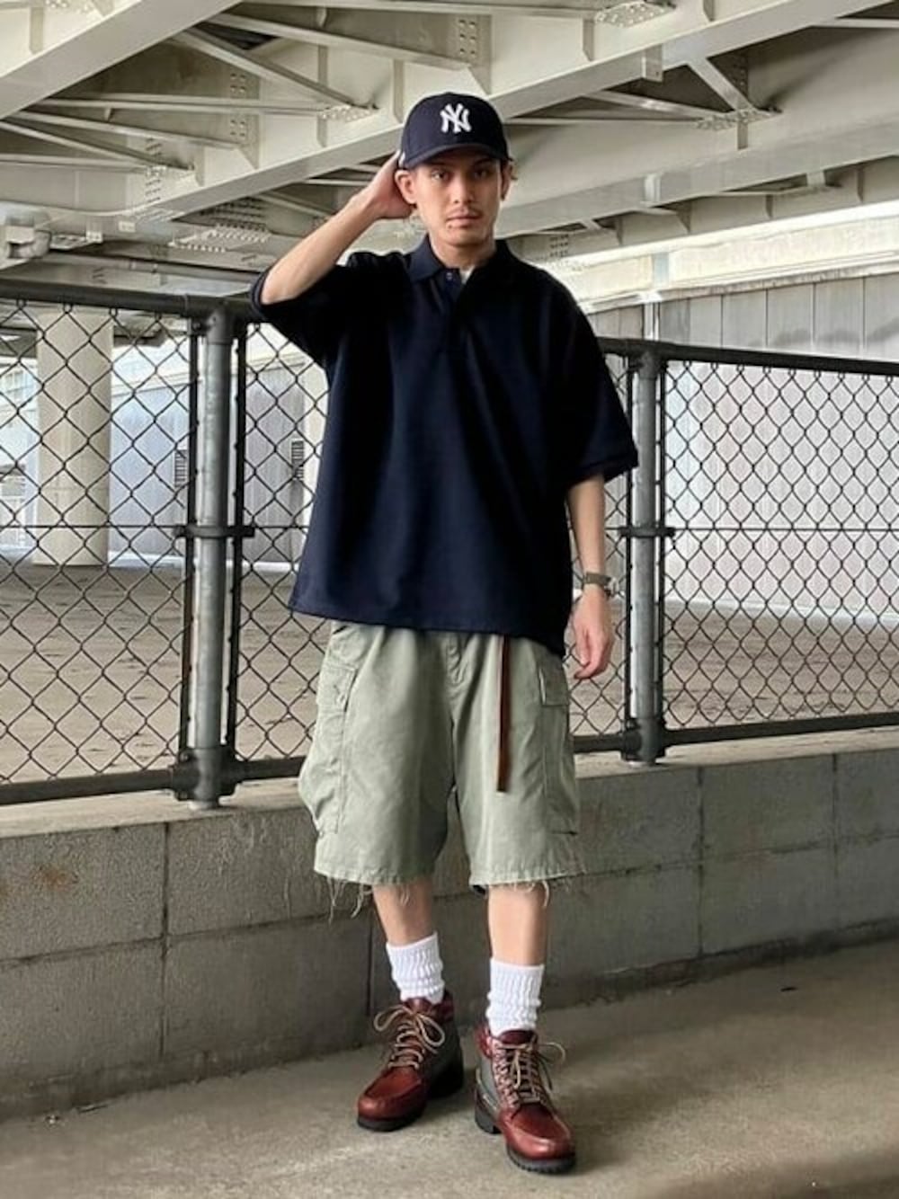 ブルー系のポロシャツ、ブルー系のキャップ、ホワイト系のソックス/靴下を着用したメンズの夏コーディネートの1枚目の写真