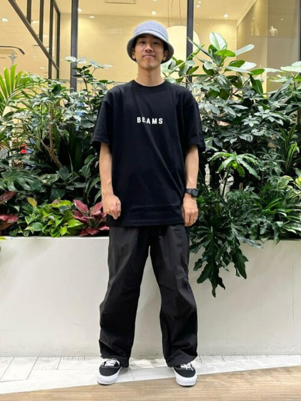 ブラック系のTシャツ/カットソー、ブラック系のその他パンツを着用したメンズの夏コーディネートの1枚目の写真