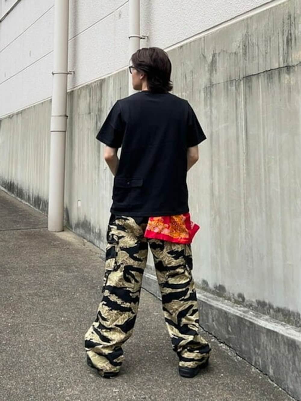 ブラック系のTシャツ/カットソー、ブラック系のその他パンツ、オレンジ系のトートバッグを着用したメンズの夏コーディネートの1枚目の写真