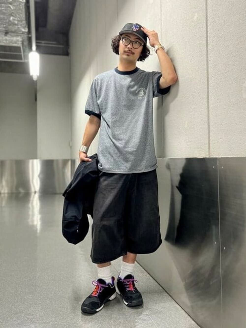 ブラック系のTシャツ/カットソー、ブラック系のデニムパンツ、ブラック系のキャップを着用したメンズの夏コーディネートの1枚目の写真