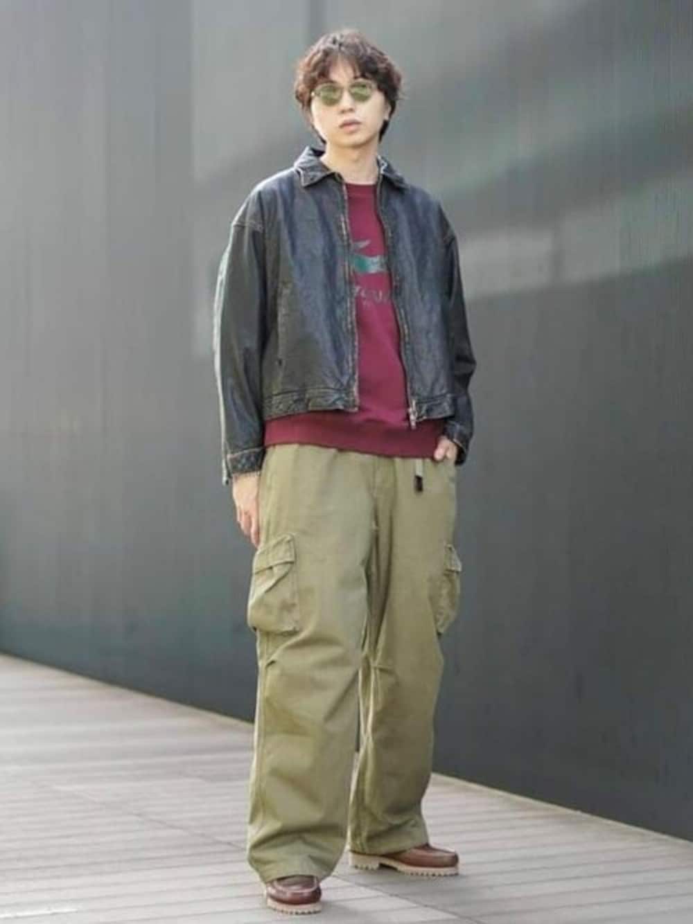 ブラック系のブルゾン、レッド系のスウェット、グリーン系のカーゴパンツを着用したメンズの夏コーディネートの1枚目の写真