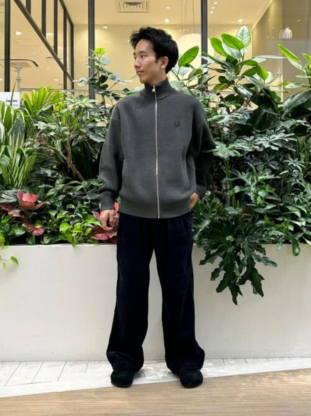 グリーン系のニット/セーター、ブルー系のその他パンツ、ブラック系のサンダルを着用したメンズの秋コーディネートの1枚目の写真