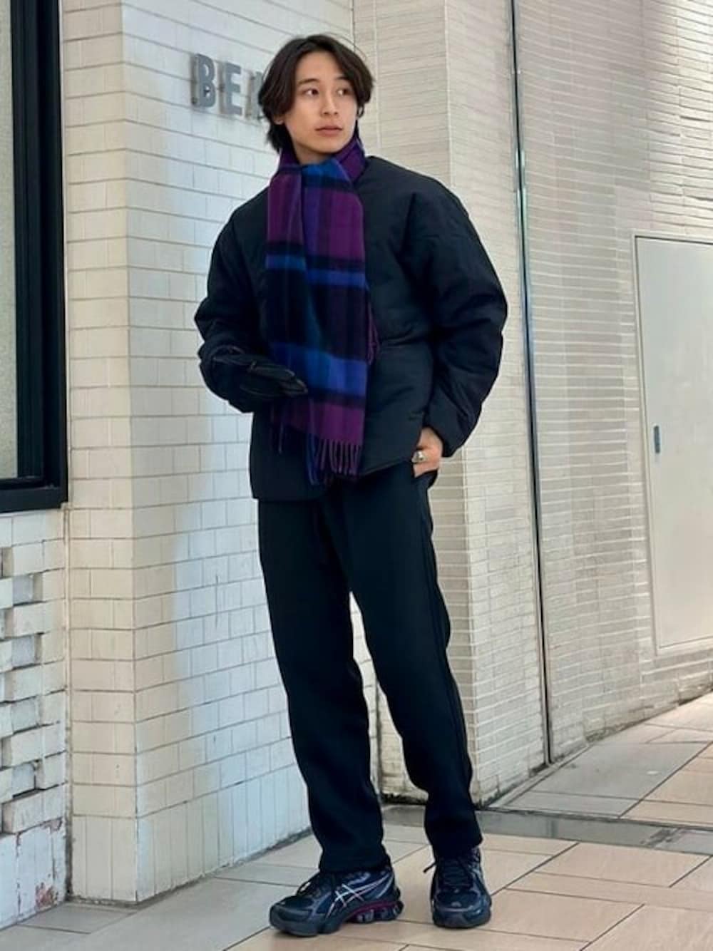 ブラック系のその他パンツ、ブラック系のダウンジャケット/コート、ブラック系のスニーカーを着用したメンズの冬コーディネートの1枚目の写真