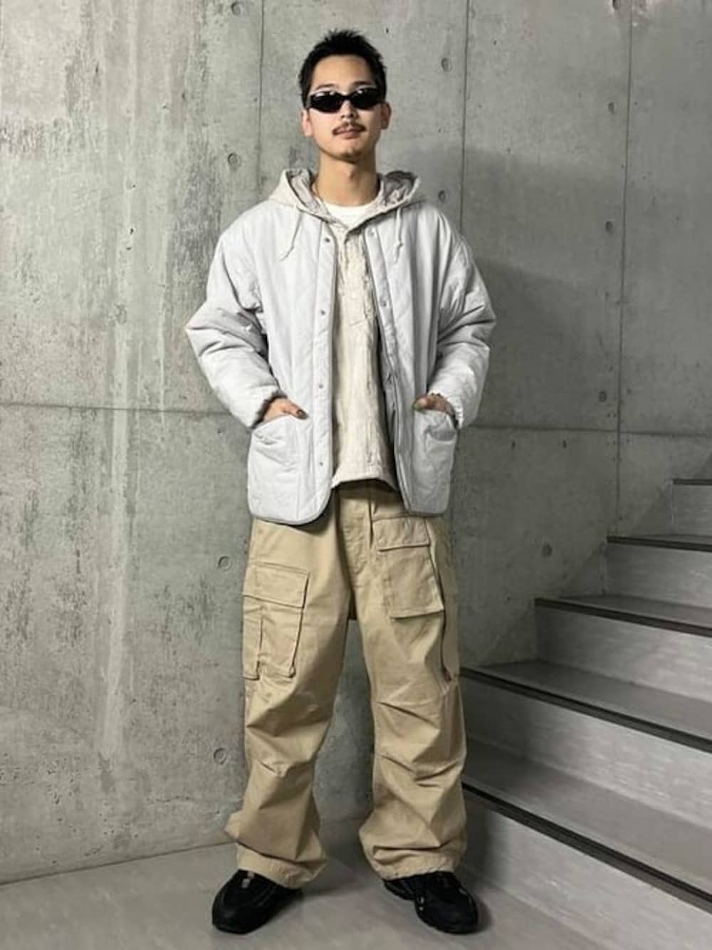 シルバー系のダウンジャケット/コート、ベージュ系のカーゴパンツを着用したメンズの冬コーディネートの1枚目の写真