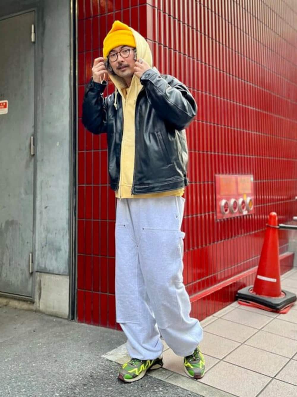 シルバー系のスウェットパンツ、イエロー系のスウェット、ブラック系のブルゾンを着用したメンズの冬コーディネートの1枚目の写真