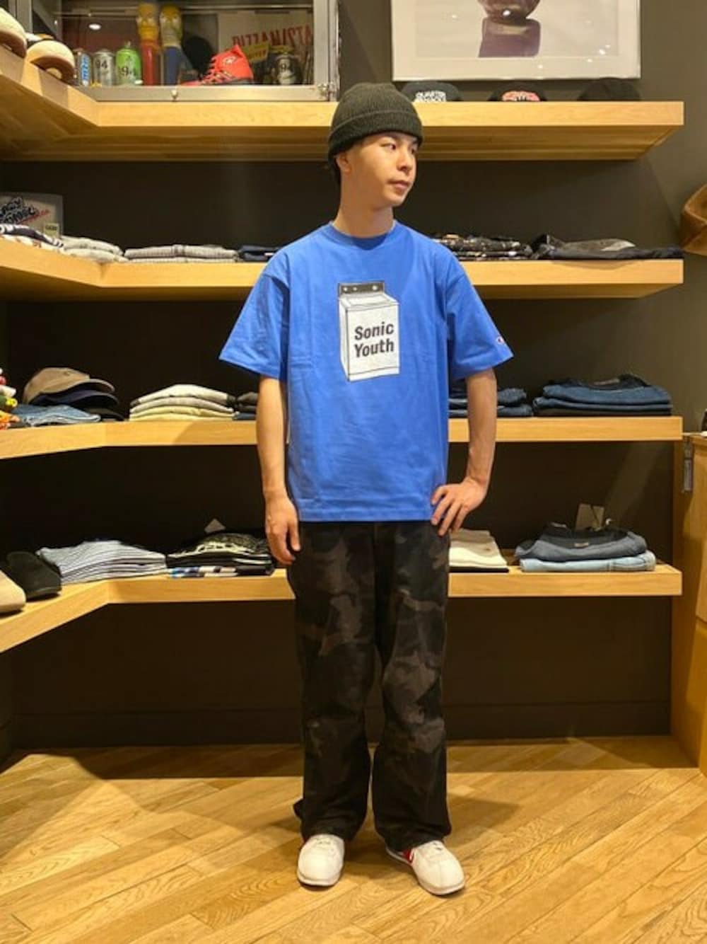 ブラック系のTシャツ/カットソーを着用したメンズの夏コーディネートの1枚目の写真