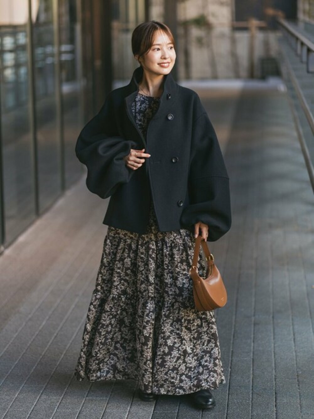 ブラック系のその他アウター、ブラック系のブーツ、ブラウン系のワンピースを着用したレディースの秋コーディネートの1枚目の写真