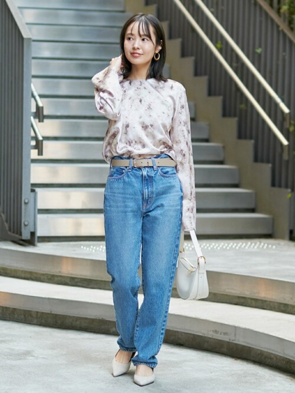 ピンク系のシャツ/ブラウス、ブルー系のデニムパンツ、ホワイト系のハンドバッグを着用したレディースの冬コーディネートの1枚目の写真