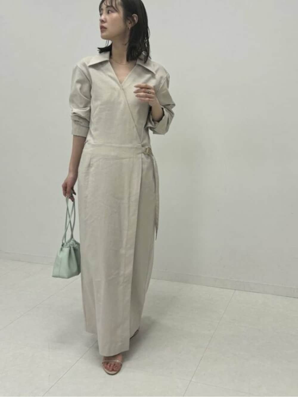 ベージュ系のワンピース、ベージュ系のサンダルを着用したレディースの春コーディネートの1枚目の写真