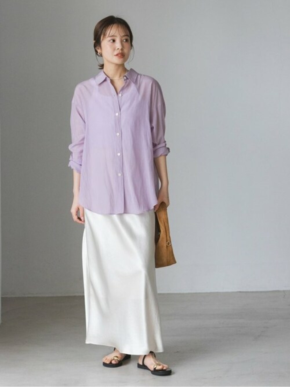 パープル系のシャツ/ブラウス、ホワイト系のスカート、ブラック系のサンダルを着用したレディースの春コーディネートの1枚目の写真