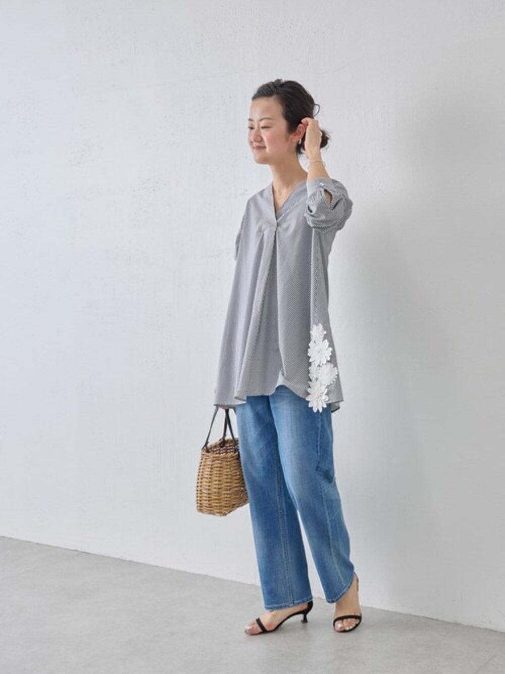 その他のシャツ/ブラウス、ブルー系のデニムパンツを着用したレディースの春コーディネートの1枚目の写真