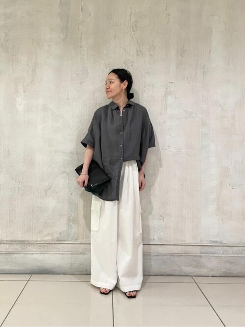 ホワイト系のカーゴパンツ、グレー系のシャツ/ブラウスを着用したレディースの春コーディネートの1枚目の写真