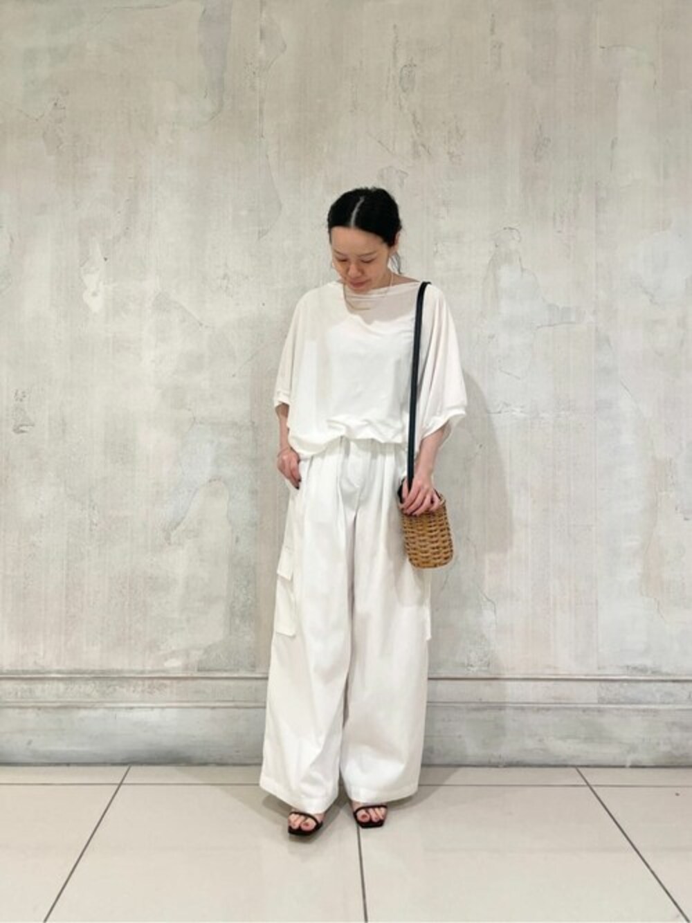 ホワイト系のTシャツ/カットソー、ホワイト系のカーゴパンツを着用したレディースの夏コーディネートの1枚目の写真