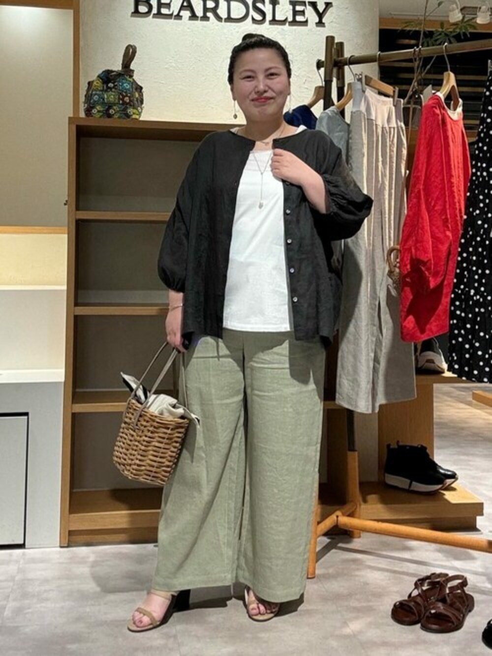 「リネン、ゆったりコーデ、ウエストゴム、ビアズリー、BEARDSLEY」｜「BEARDSLEYの《セットアップ対応》ウエストリブリネンパンツ（その他パンツ、グリーン系）」を使った、BEARDSLEYさん（レディース・158cm）の夏コーディネートの1枚目の写真