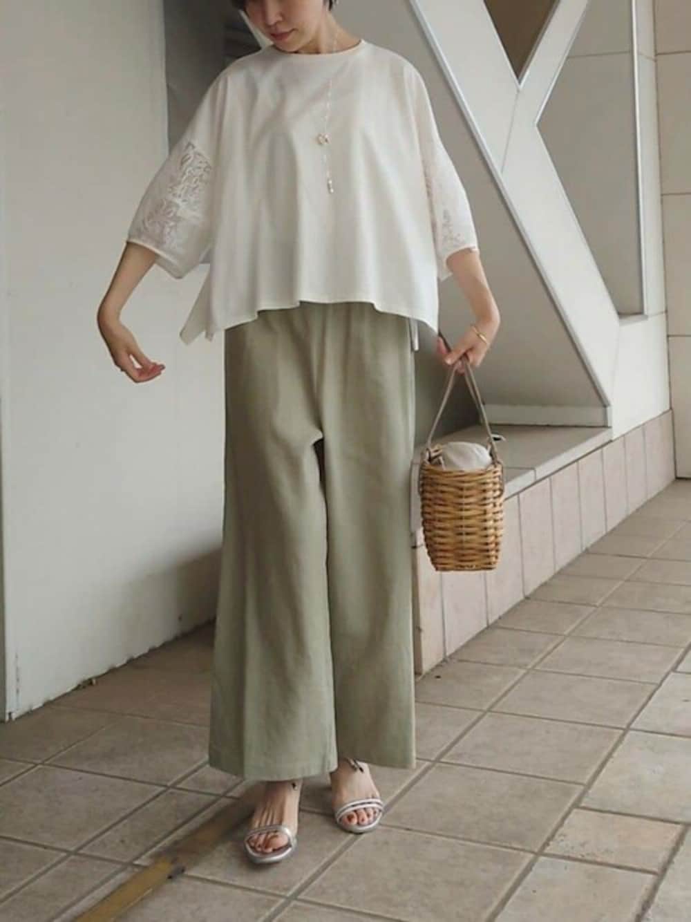 「大人カジュアル、ウエストゴム、ビアズリー、BEARDSLEY」｜「BEARDSLEYの袖レースカットソー（Tシャツ/カットソー、ホワイト系）」を使った、BEARDSLEYさん（レディース・164cm）の夏コーディネートの1枚目の写真