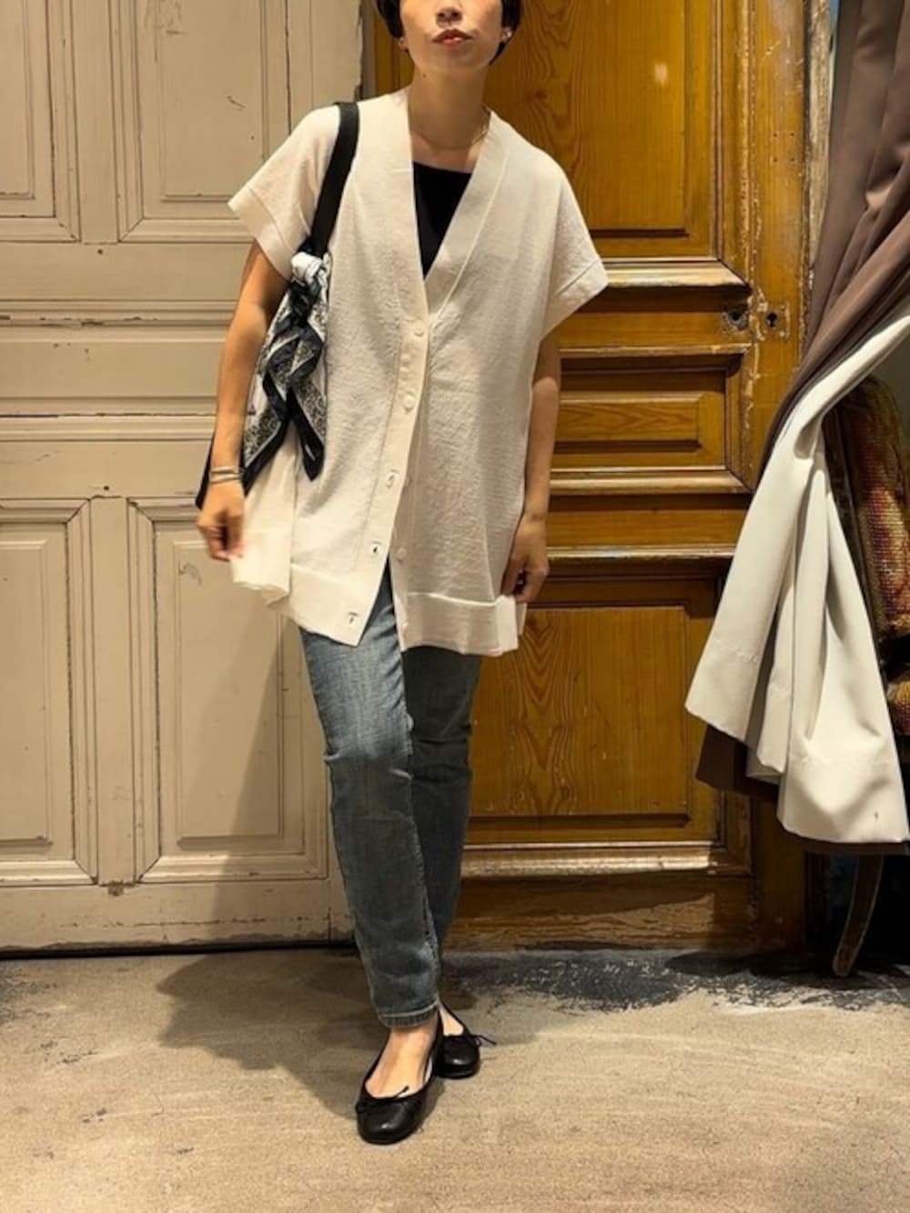 「デニム、スキニーデニム、ウエストゴム、ビアズリー、BEARDSLEY」｜「BEARDSLEYのハンソデポンチョカーデ（カーディガン/ボレロ、ホワイト系）」を使った、BEARDSLEYさん（レディース・157cm）の夏コーディネートの1枚目の写真
