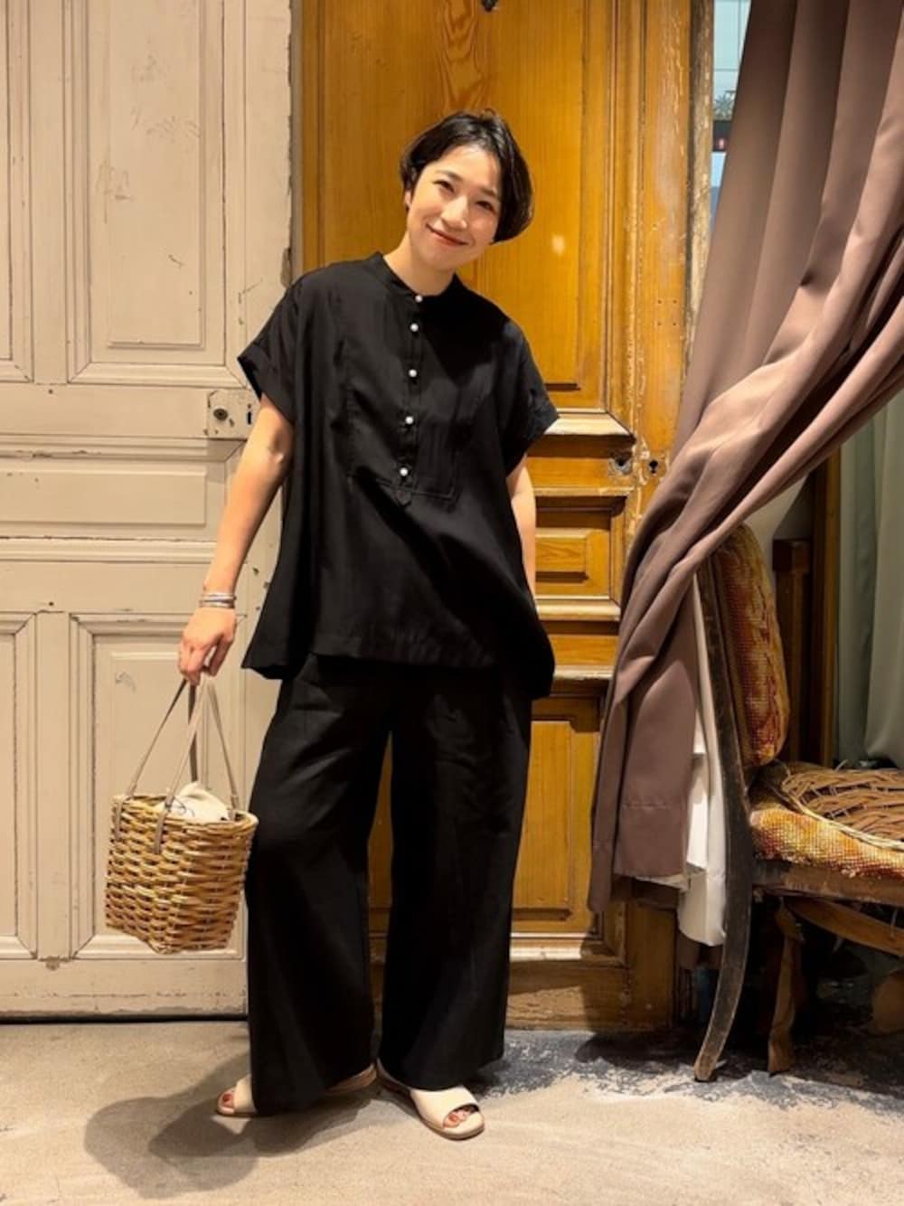 ブラック系のシャツ/ブラウス、ブラック系のその他パンツを着用したレディースの夏コーディネートの1枚目の写真