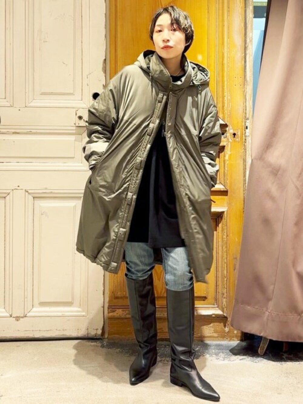 グリーン系のミリタリージャケット、ブラック系のTシャツ/カットソー、シルバー系のネックレスを着用したレディースの夏コーディネートの1枚目の写真