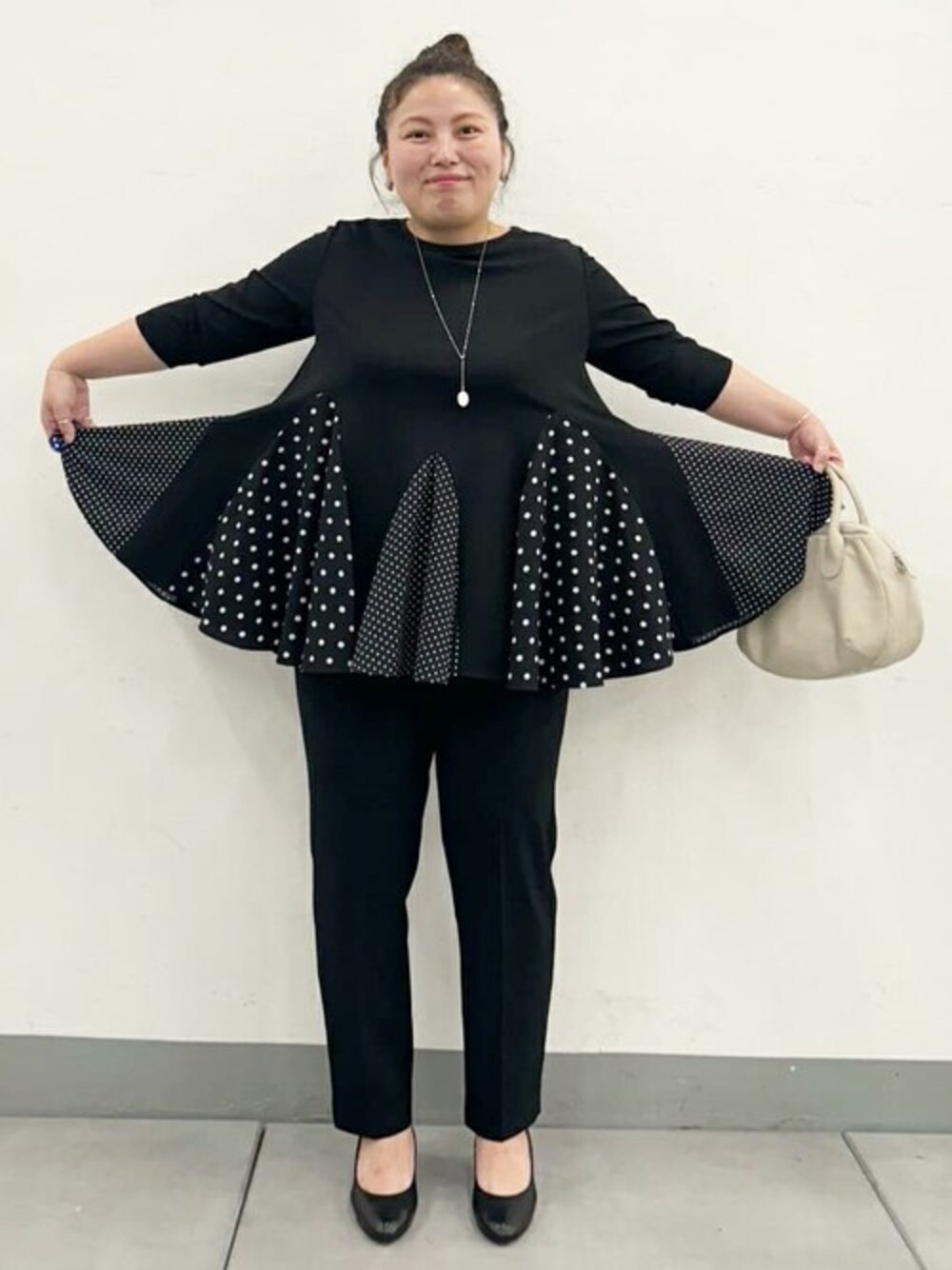 ブラック系のシャツ/ブラウス、ブラック系のその他パンツ、シルバー系のネックレスを着用したレディースの夏コーディネートの1枚目の写真