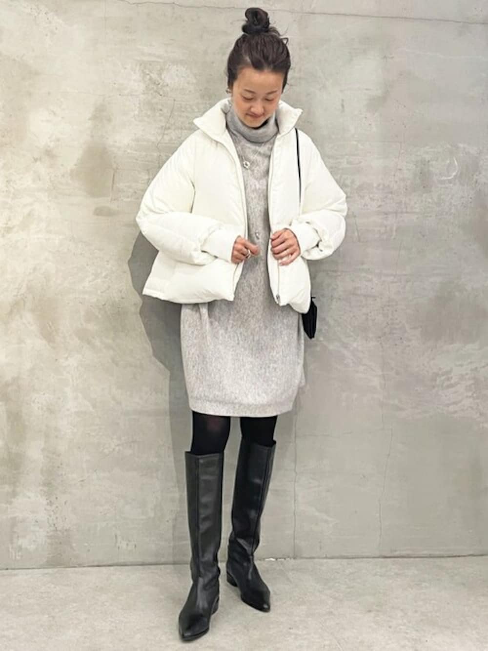 「ゆったり、体型カバー、ビアズリー、BEARDSLEY」｜「BEARDSLEYの《軽量・牛革》スマホウォレット（フラグメントケース）（ショルダーバッグ、ブラック系）」を使った、BEARDSLEYさん（レディース・166cm）の夏コーディネートの1枚目の写真