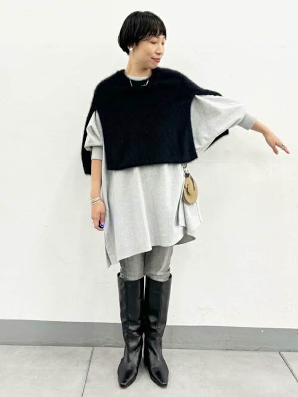 「ゆったり、体型カバー、ビアズリー、BEARDSLEY」｜「BEARDSLEYのファーニットポンチョ（ニット/セーター、ブラック系）」を使った、BEARDSLEYさん（レディース・157cm）の夏コーディネートの1枚目の写真