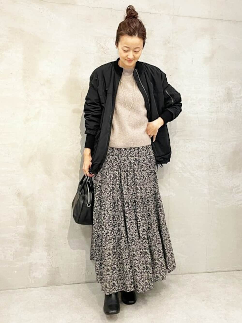 ブラック系のスカート、ブラック系のMA-1、ブラウン系のカーディガン/ボレロを着用したレディースの夏コーディネートの1枚目の写真