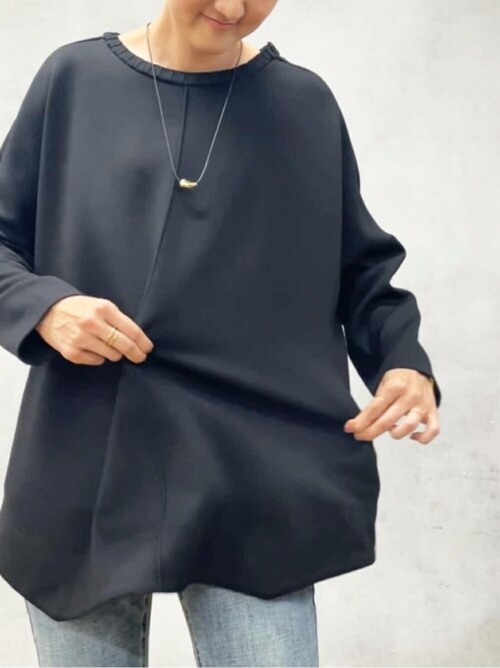ブラック系のTシャツ/カットソー、ブルー系のデニムパンツ、ゴールド系のリングを着用したレディースの夏コーディネートの1枚目の写真