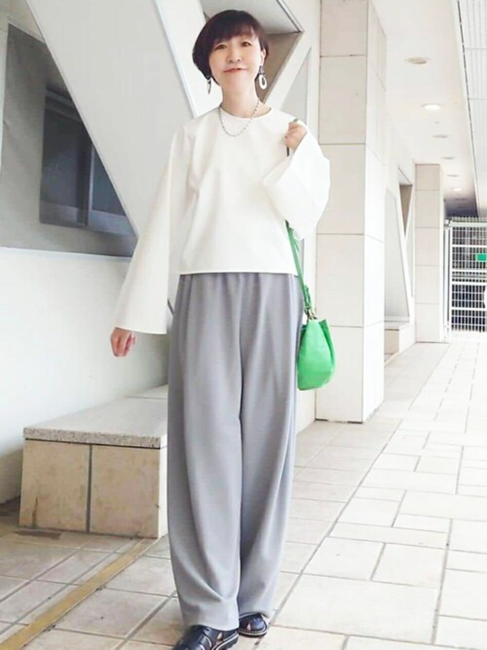 ホワイト系のTシャツ/カットソー、グレー系のその他パンツ、グリーン系のショルダーバッグを着用したレディースの夏コーディネートの1枚目の写真