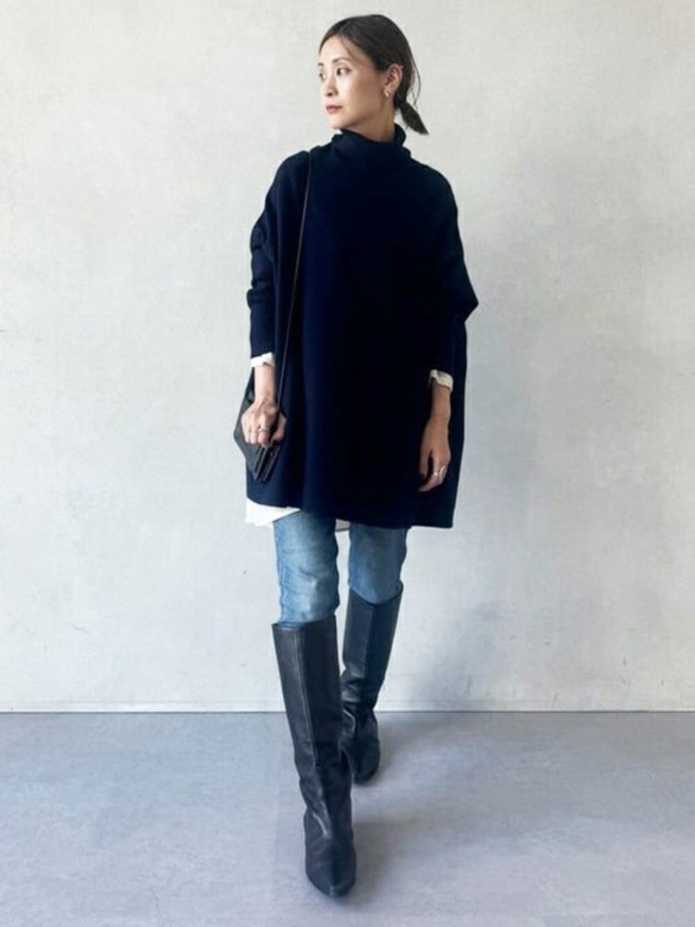 ブルー系のニット/セーター、ホワイト系のTシャツ/カットソーを着用したレディースの秋コーディネートの1枚目の写真