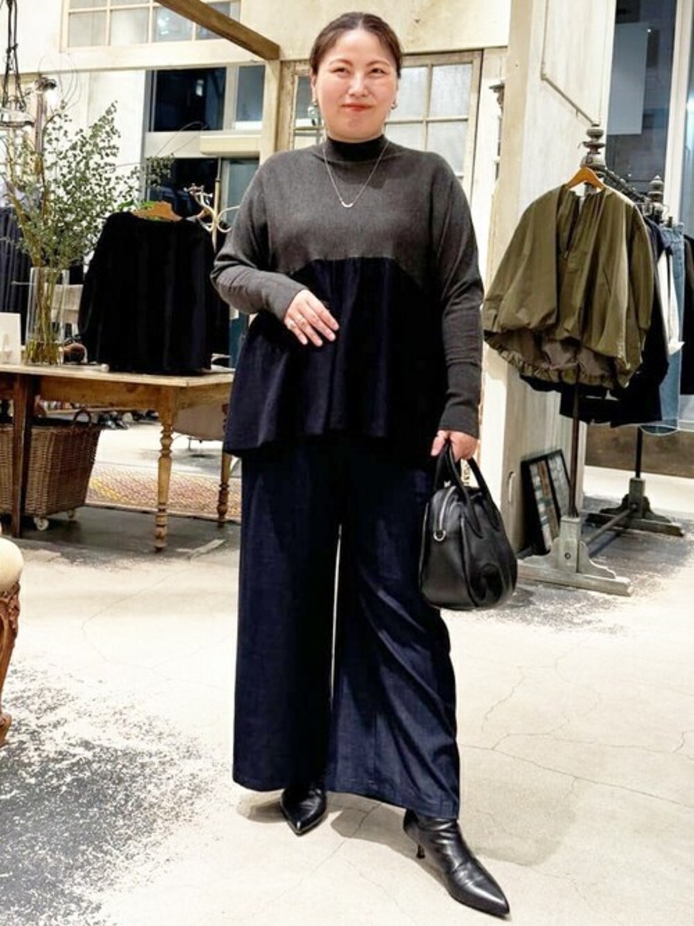 「ゆったり、体型カバー、ビアズリー、BEARDSLEY」｜「BEARDSLEYのマルチウエストリブパンツ（その他パンツ、ブルー系）」を使った、BEARDSLEYさん（レディース・158cm）の秋コーディネートの1枚目の写真