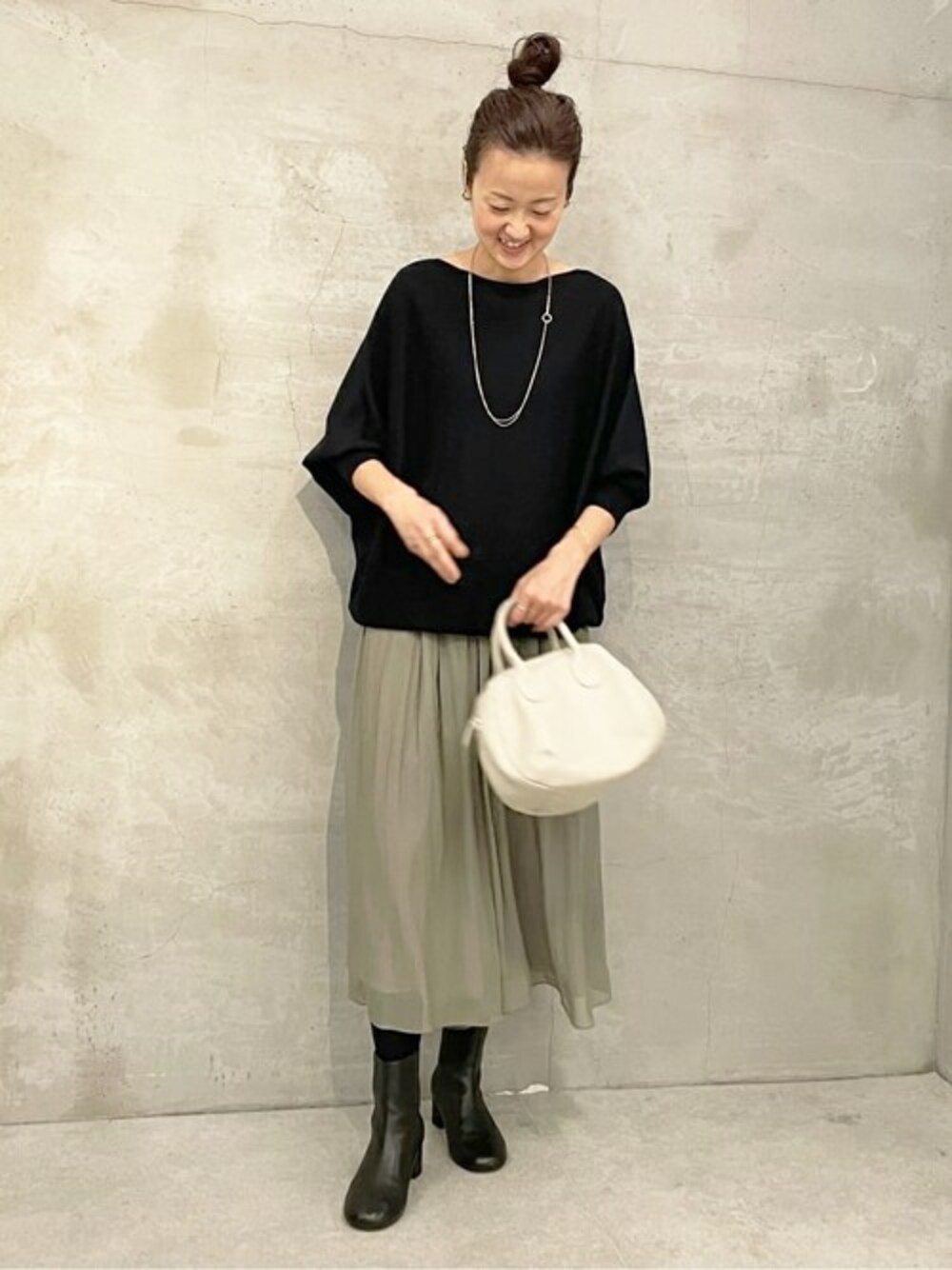 「ゆったり、体型カバー、ビアズリー、BEARDSLEY」｜「BEARDSLEYのウールドルマンニット（ニット/セーター、ブラック系）」を使った、BEARDSLEYさん（レディース・166cm）の秋コーディネートの1枚目の写真
