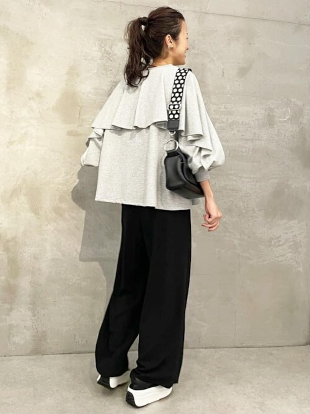 「ゆったり、体型カバー、ビアズリー、BEARDSLEY」｜「BEARDSLEYのうしろフリルトレーナー（Tシャツ/カットソー、グレー系）」を使った、BEARDSLEYさん（レディース・166cm）の秋コーディネートの1枚目の写真