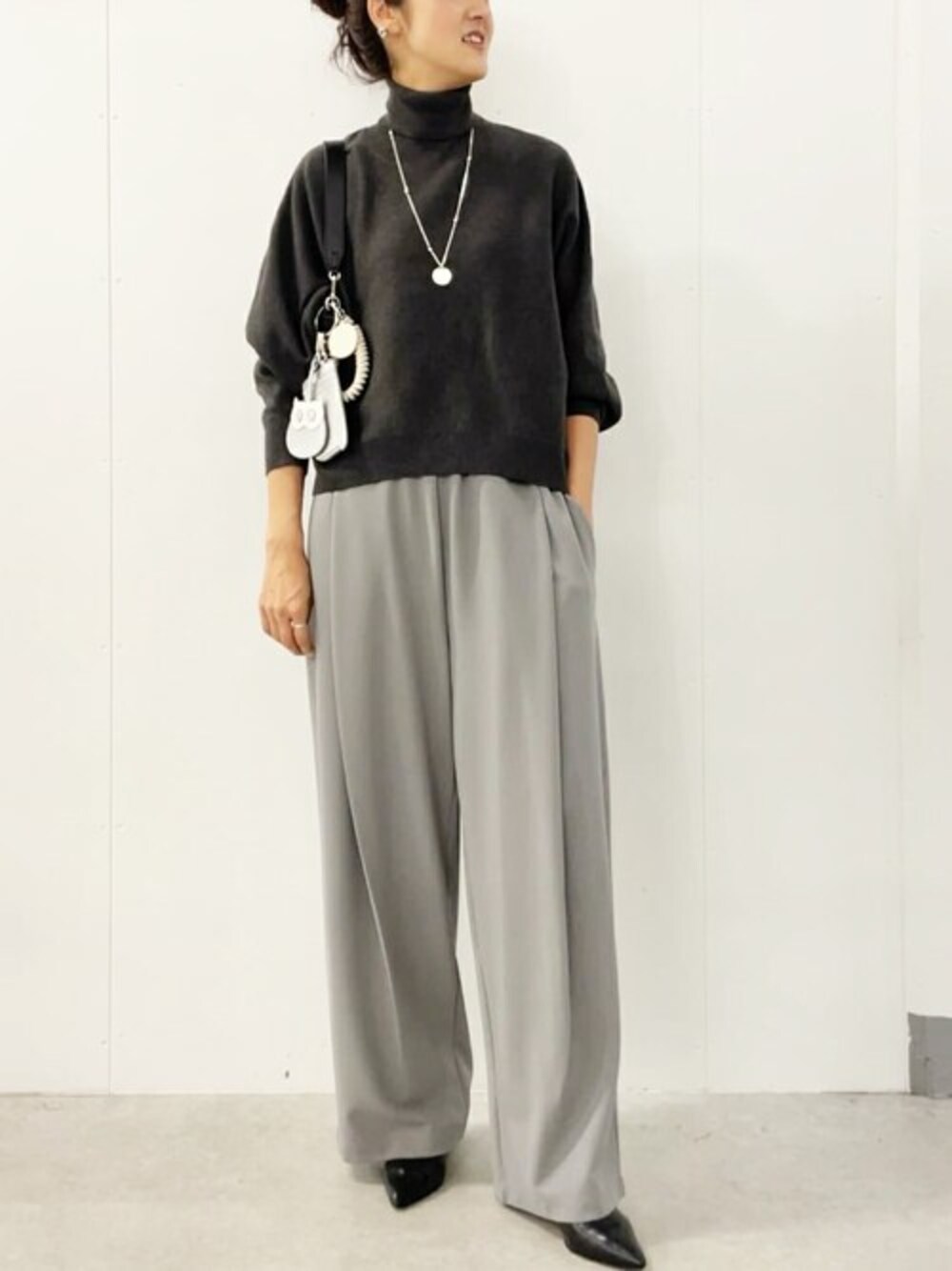「ゆったり、体型カバー、ビアズリー、BEARDSLEY」｜「LIVETARTの《LIVETART》 フカタックカットパンツ（その他パンツ、グレー系）」を使った、BEARDSLEYさん（レディース・166cm）の秋コーディネートの1枚目の写真