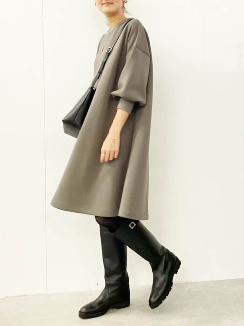 「ゆったり、体型カバー、ビアズリー、BEARDSLEY」｜「BEARDSLEYの袖パフダンボールワンピース（ワンピース、ブラウン系）」を使った、BEARDSLEYさん（レディース・166cm）の秋コーディネートの1枚目の写真
