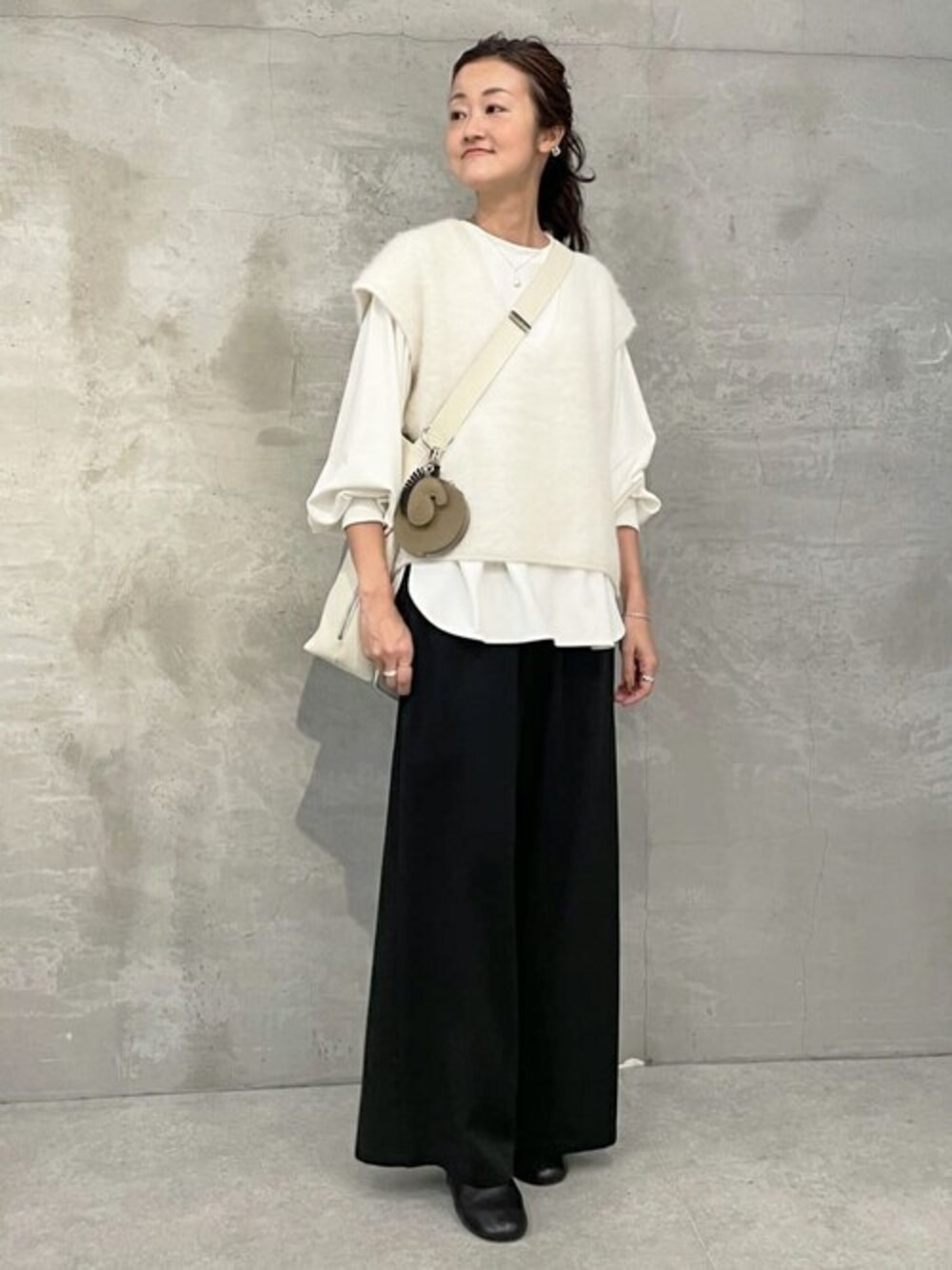 「ゆったり、体型カバー、ビアズリー、BEARDSLEY」｜「BEARDSLEYのアルパカシャギーニットジレ（ニット/セーター、ホワイト系）」を使った、BEARDSLEYさん（レディース・166cm）の秋コーディネートの1枚目の写真