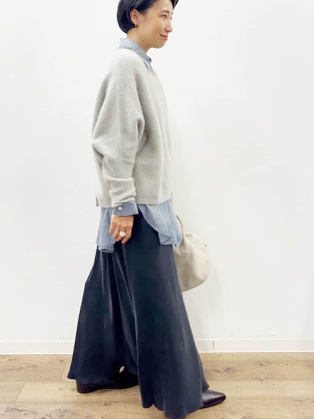 「ゆったり、体型カバー、ビアズリー、BEARDSLEY」｜「BEARDSLEYのFOXウール後ろボタンニット（カーディガン/ボレロ、グレー系）」を使った、BEARDSLEYさん（レディース・157cm）の秋コーディネートの1枚目の写真