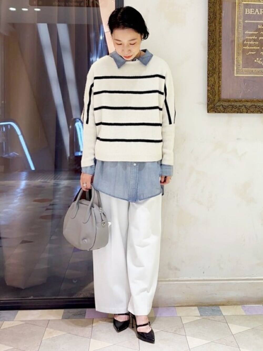 ホワイト系のカーディガン/ボレロ、ブルー系のシャツ/ブラウス、ホワイト系のその他パンツを着用したレディースの秋コーディネートの1枚目の写真