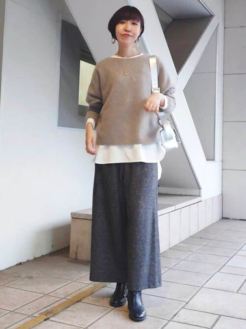 ブラウン系のカーディガン/ボレロ、ブラック系のその他パンツ、ホワイト系のTシャツ/カットソーを着用したレディースの秋コーディネートの1枚目の写真