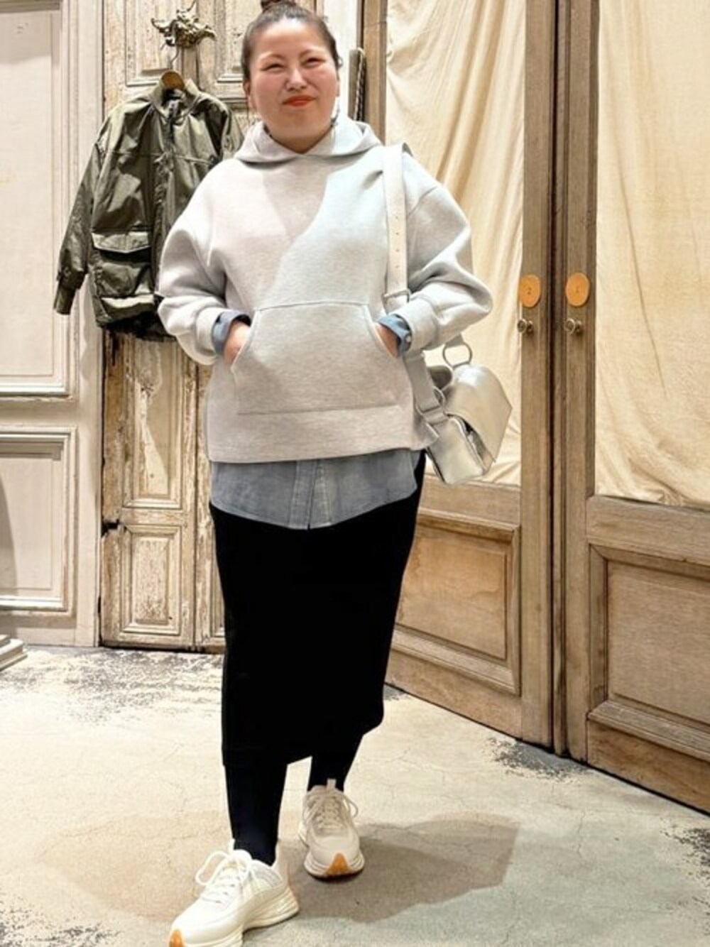 グレー系のTシャツ/カットソー、ブルー系のシャツ/ブラウス、ブラック系のスカートを着用したレディースの秋コーディネートの1枚目の写真