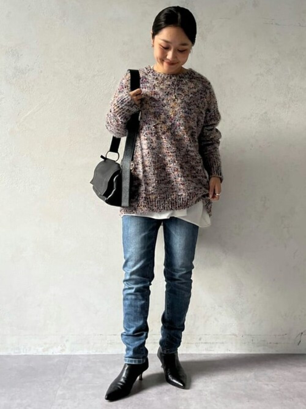 ベージュ系のニット/セーター、ホワイト系のTシャツ/カットソー、ホワイト系のTシャツ/カットソーを着用したレディースの秋コーディネートの1枚目の写真