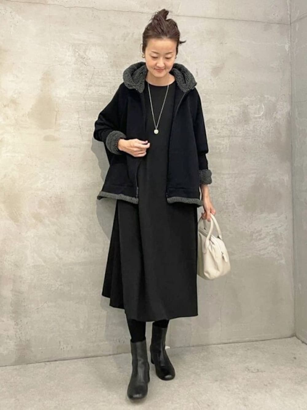 「ゆったり、体型カバー、ビアズリー、BEARDSLEY」｜「LIVETARTの《LIVETART》 Tワンピース（ワンピース、ブラック系）」を使った、BEARDSLEYさん（レディース・166cm）の秋コーディネートの1枚目の写真