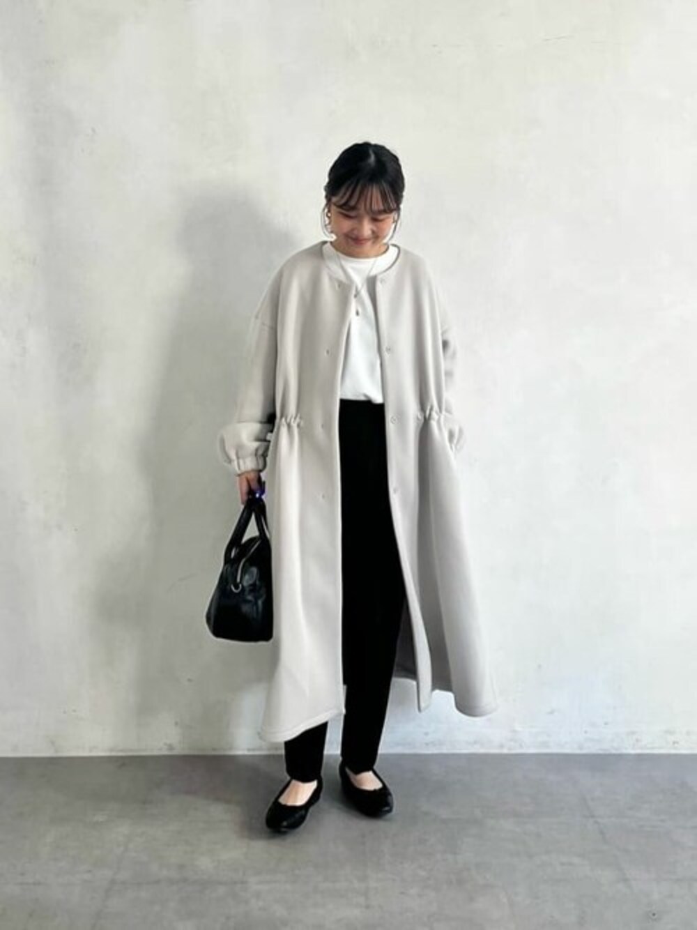 「ビアズリー、BEARDSLEY」｜「BEARDSLEYのダンボールギャザーコート（ノーカラーコート、ベージュ系）」を使った、BEARDSLEYさん（レディース・149cm）の秋コーディネートの1枚目の写真