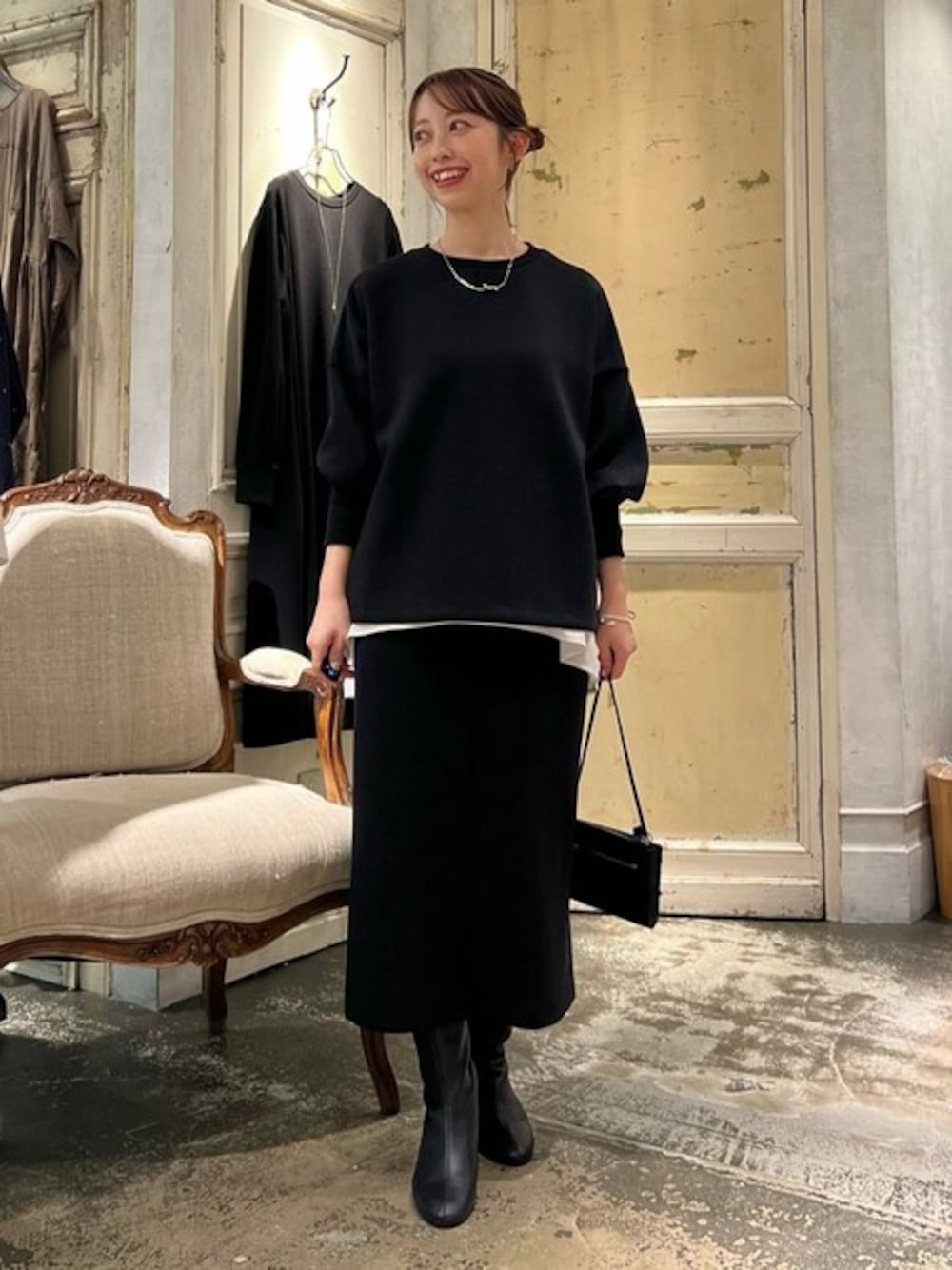ホワイト系のTシャツ/カットソー、ブラック系のスカート、ブラック系のTシャツ/カットソーを着用したレディースの秋コーディネートの1枚目の写真
