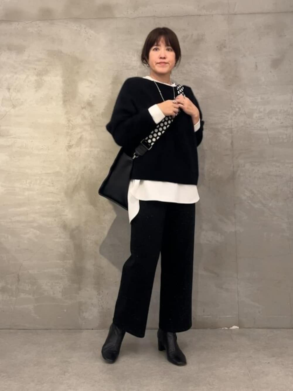 ホワイト系のTシャツ/カットソー、ブラック系のカーディガン/ボレロ、ブラック系のその他パンツを着用したレディースの秋コーディネートの1枚目の写真