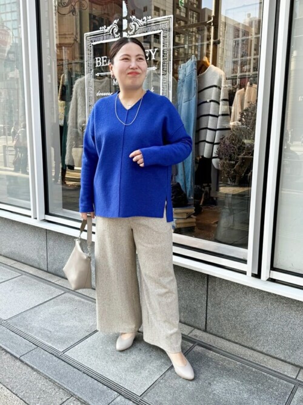 ブルー系のTシャツ/カットソー、ベージュ系のその他パンツ、グレー系のショルダーバッグを着用したレディースの秋コーディネートの1枚目の写真